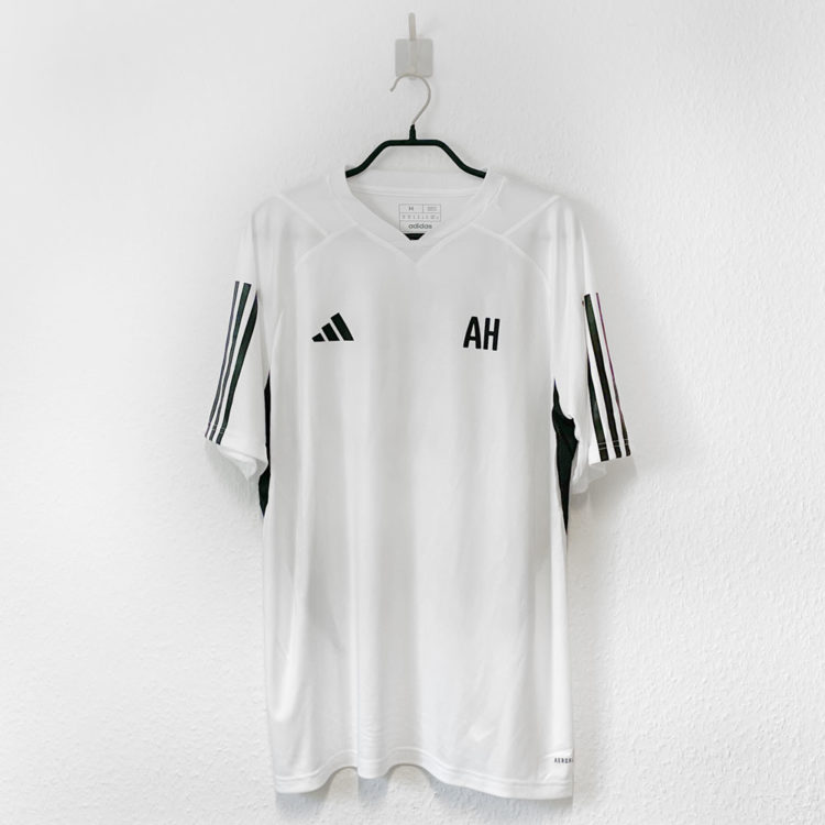 weiße adidas Shirts mit Initialen auf der Brust