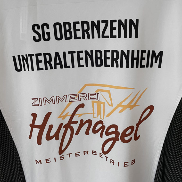 Sublimationsdruck auf dem Rücken der weißen adidas Shirts