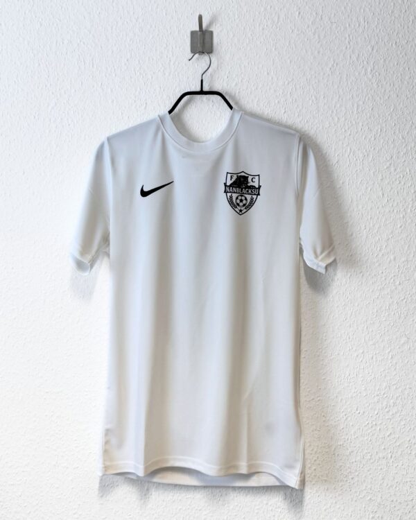 weisse nike Trikots mit Logo des Teams in schwarz