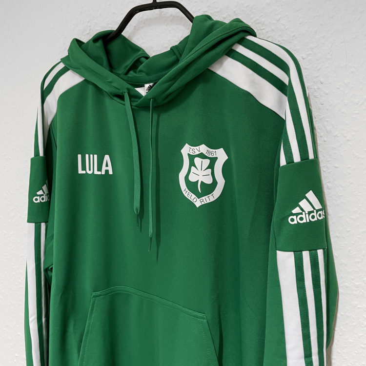 weißes Vereinslogo auf dem grünen adidas Hoodie