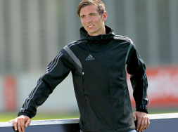 Adidas Condivo 14 Travel Jacket Die Adidas Condivo 14 Travel Jacket in schwarz als Freizeitjacke